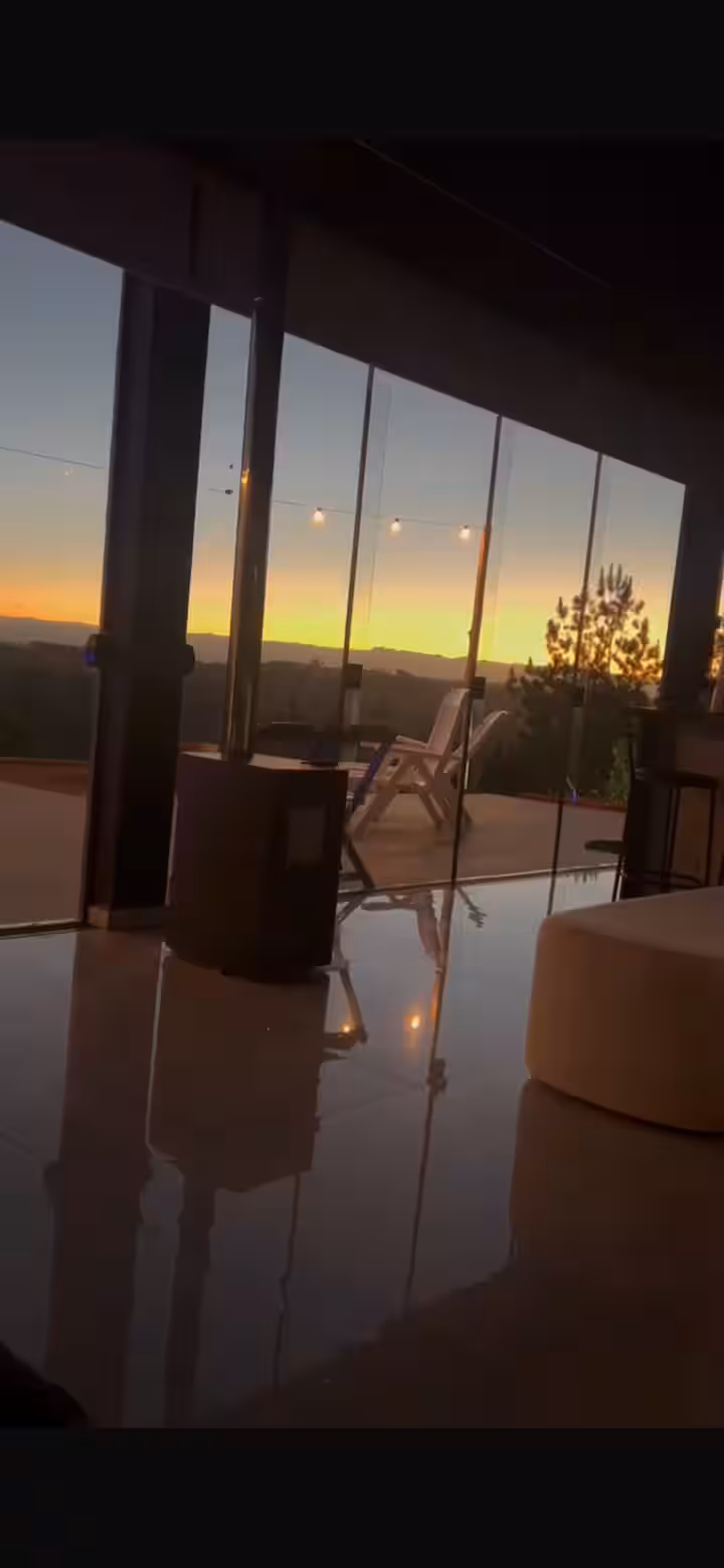 Entardecer visto de dentro da cabana
