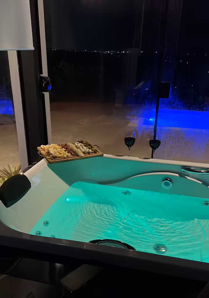Cabana à noite, luzes acesas