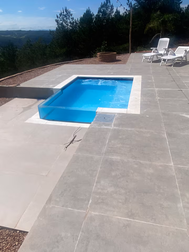 Piscina com vista serrana